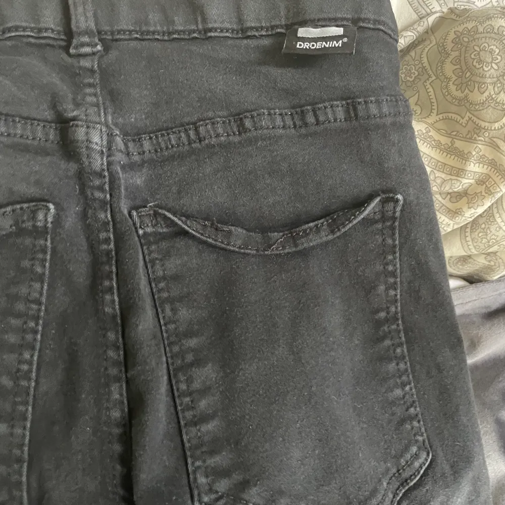 säljer svarta skinny jeans från dr.denim för dom ej kommer till användning💕. Jeans & Byxor.