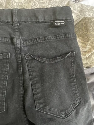 dr.denim - säljer svarta skinny jeans från dr.denim för dom ej kommer till användning💕