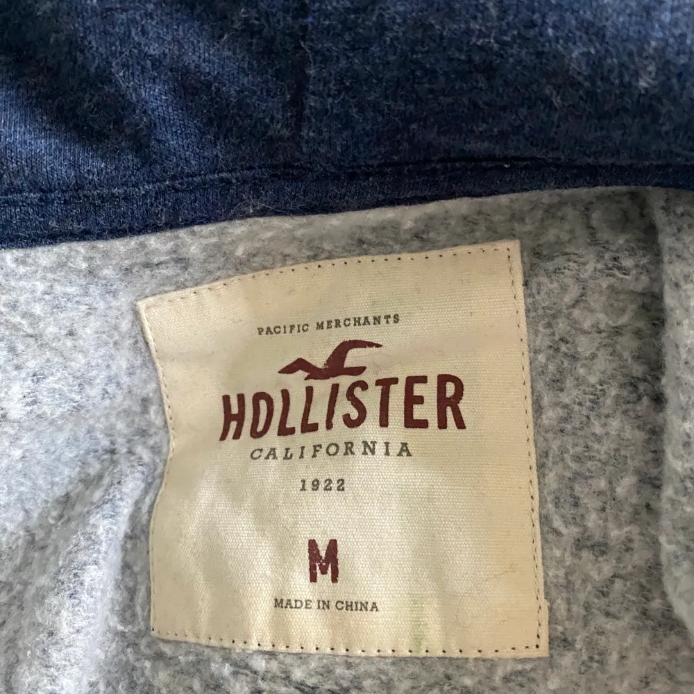 Zip-tröja från hollister i storlek M. Hoodies.