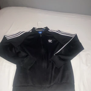 Adidas tröja  - Lite skador kolla på bilden men bra skick+passar till S  