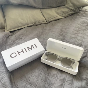 CHIMI 04 GRÅ - Säljer dessa asnygga solglajjorna från chimi. det är modell 04, färgen grå. De är i princip helt nya, använda 2-3 gånger. Inköpta för 1200.