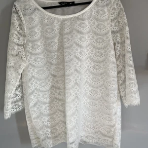 Blus - Aldrig använd. Gammal modell från Lindex….💕