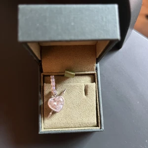 Maria Nilsdotter smycke  - Säljer detta örhänge! Från jackie men en superlik kopia på Maria Nilsdotter! 🐆❣️ Går att ha både som örhänge eller halsband. Säljs inte längre