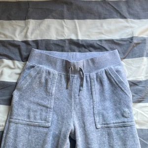 Juicy couture byxpr - Säljer mina Juicy byxor då de inte kommer till användning💕Dom är insydda nere på byxbenet så de passar någon som är ca 155 men de går såklart att sprätta upp💕De saknas också en metall del på snöret men inget man tänker på💕Skriv för fler bilder