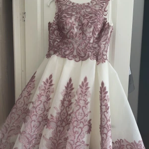 Klänning  - Jätte fin mer info kom priv 