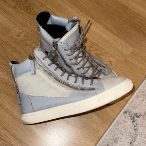 Sneakers Giuseppe Zanotti - Storlek 43 herr. Inköpta för 5500kr, använda men går att putsa upp. Använt skick 