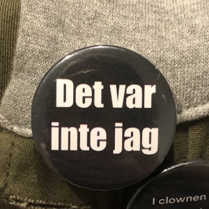 ”Det var inte jag” pin - Pin där det står ”Det var inte jag”  Valfri bakgrundsfärg/ textfärg
