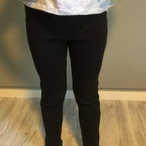 Säljer dessa svarta leggings/byxor, fint skick med linjer⭐️⭐️