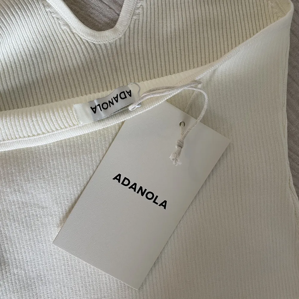 Rib Knit Halterneck Top från Adanola, färgen beskrivs som Marshmallow White. Storlek M men passar även S. Perfekt oanvänt skick med lapp kvar 💛. Toppar.