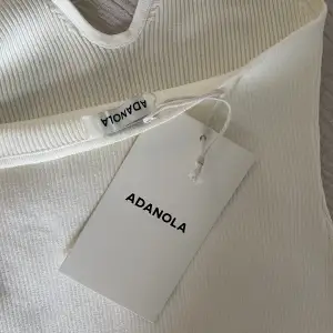 Rib Knit Halterneck Top från Adanola, färgen beskrivs som Marshmallow White. Storlek M men passar även S. Perfekt oanvänt skick med lapp kvar 💛