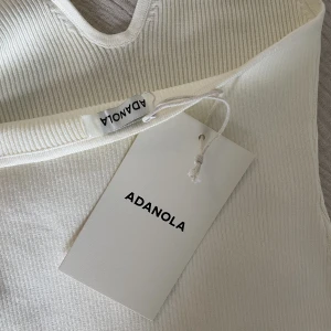 Rib knit halterneck top Adanola - Rib Knit Halterneck Top från Adanola, färgen beskrivs som Marshmallow White. Storlek M men passar även S. Perfekt oanvänt skick med lapp kvar 💛