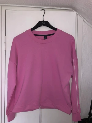 Soc tröja - Säljer denna fina tröja ifrån soc i storlek s. Använd 1 gång 