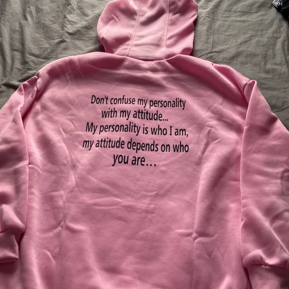 Säljer denna hoodien pga att jag har för många, den är i storlek L🩷 den är från shein!!. Hoodies.