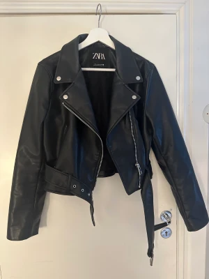 Skinnjacka - Croppad skinnjacka från Zara! Väldigt sparsamt använd och är i princip i nyskick, bortsett från att själva ”hängaren” inuti har gått sönder (bild 2). Jackan är i storlek XL men är liten i storleken och sitter bra på mig som brukar ha S. Nypris 500🩷