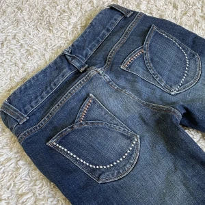 Calvin Klein jeans - Vintage Ultra Low Flare jeans från Calvin Klein. ❤️ Lågmidjad och bootcut modell, fina detaljer på bakfickan och fram. Innerbenslängd: 79cm, midjemått rakt över: 35cm. Jag är 165cm. 🫶 Håll koll på min profil, lägger för det mesta upp vintage jeans! 😍