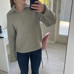 Tröja  - Säljer nu denna superfina zip-tröjan i jättebra skick💌