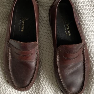Bruna loafers - Kastanjebruna lofers/seglarskor. Gott skick, priset är diskuterbart