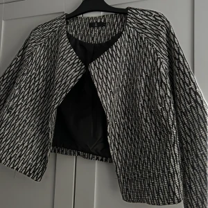 Jacka - Säljer min kofta/jacka från Åhléns, st 40 men skulle säga 36/38 