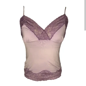 Lila linne spets vintage - Finns att köpa på jealoussecondhand.com