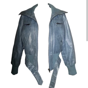 Blå läder bomber jacka - Finns att köpa på jealoussecondhand.com