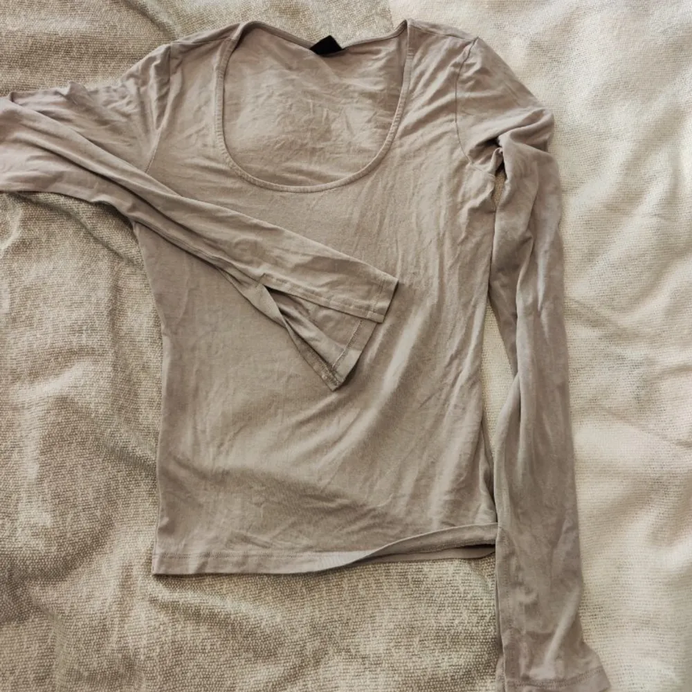 Långärmad tröja med slits fprn Ginatricot, nästan aldrig använd  Nypris 200kt. Toppar.