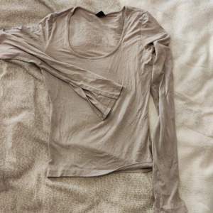 Långärmad tröja med slits fprn Ginatricot, nästan aldrig använd  Nypris 200kt