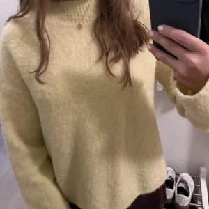 Stickad tröja, XS - En ljusgul jättemysig stickad tröja, endast använd 1 gång 💕helt slutsåld hos NA-KD. Storlek xs men är mer som en s 