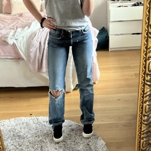 Mid rise jeans Zara - Supersnygga slutsålda jeans från Zara i nyskick, säljer för 230 kr + 74 kr frakt🩷