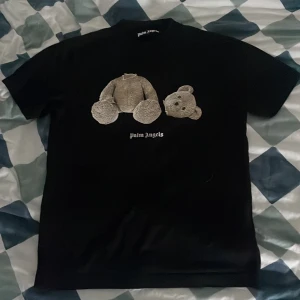 Palm angels t shirt - Tja! Säljer min Palm angels t-shirt som är enbart använd. Storleken är S men passar mig som är M. Scan, dustbag och prislappen följer med. Nypris 3399 