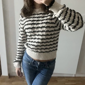 Stickad tröja - Säljer en jätte fin stickad tröja från mango!💓💓köpte för 600!