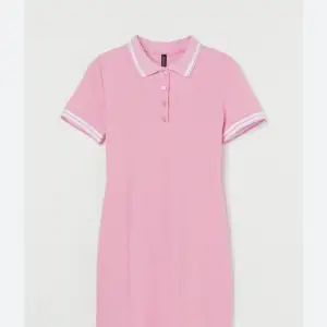 En rosa piké klänning med vita ränder på kragen och ärmarna ifrån H&M!💗Pris kan diskuteras!!
