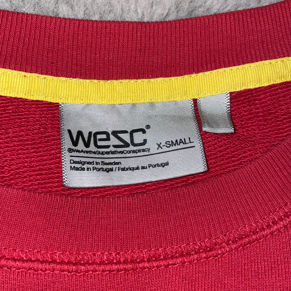 Vintages WESC sweatshirt i strl. XS, men passar även S. Pris går att diskutera vid snabb affär💕 Priset är inkl. Frakt😋. Tröjor & Koftor.