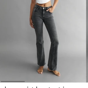 Low waist boot cut jeans från gina - Säljer dessa jeans från Gina Tricot storlek 32. Jag har klipp upp sömnen längst ner så att dom är cirka 2 cm längre❣️jättefint skick, Skriv för egna bilder
