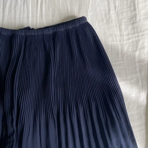 mörkblå kjol / topp - söt mörkblå kjol som funkar lika bra som en topp🫶🏼