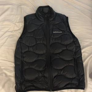 Peak performance väst - Använd en sommar.  Storlek 160