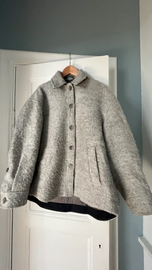 Jacka Acne Studios - Ulljacka. Varm Strl S Nypris 4200 Rök/djurfritt hem Kan postas mot att köparen står för frakten.  Hämtas Odenplan.  Enbart Swish betalning. 