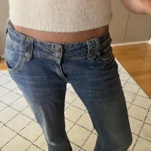 Säljer mina favorit jeans! Lågmidjade och perfekt längd!💕 Älskar detaljerna i midjan😍Jag är 172!