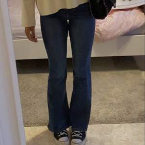 Fina mörkblå bootcut jeans. (Ej jag på bilden) ⭐️⭐️