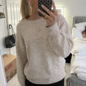 beige stickad tröja  - jätte fin beige stickad tröja från nelly som är helt slutsåld!  använd ca 3gånger så den är som ny! 