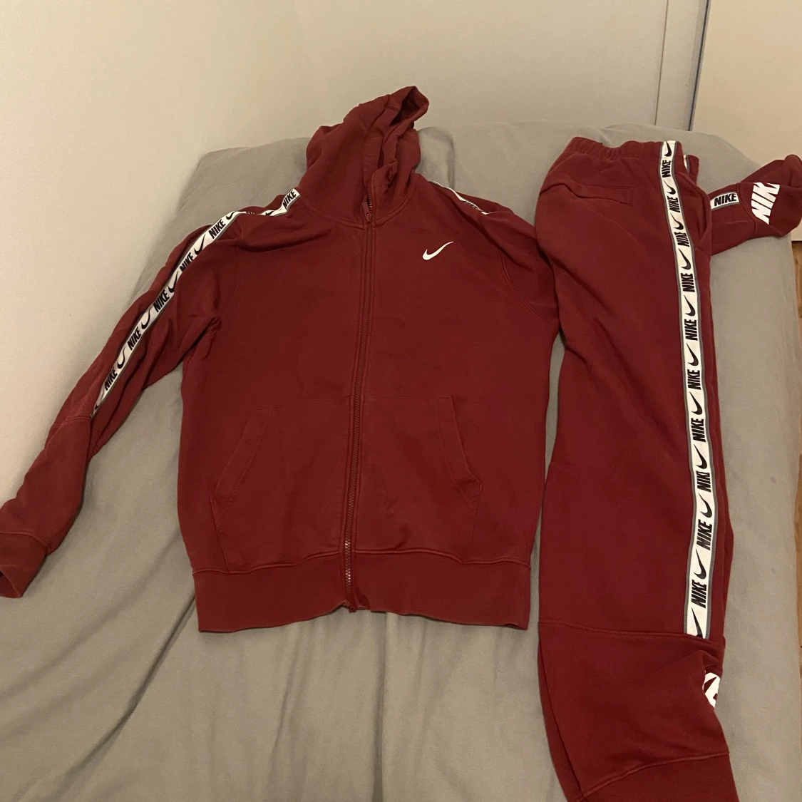Nike tech tracksuit röd 