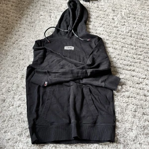 Tommy hilfiger hoodie - Fin Tommy hilfiger tröja säljer pågrund av att den är för liten 