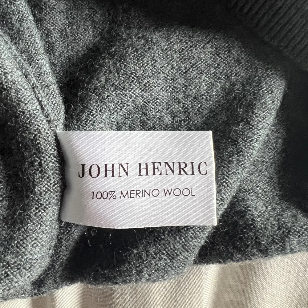Säljer denna v ringade tröja i 100% merino ull från John henric. Den är S men är liten i storleken. Stickat.