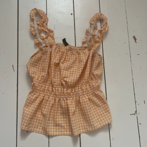 Crop top linne - Nästan aldrig använt linne från h&m orange rutigt storlek S inga hål eller fläckar skriv gärna till mig om du har några funderingar 😊