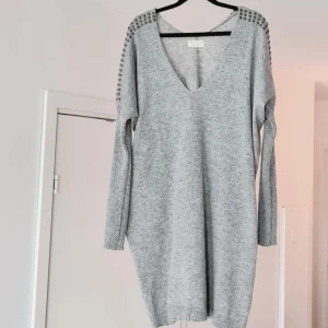 Tröja barfota  - Underbart mjuk långtröja, eller kort klänning, i ljusgrått med guldtonade nitar, från norska barfota. Supermjuk - 50/50 ull/bomull. Oversized- one sized. Använd fåtal gånger. Nypris 1.795.