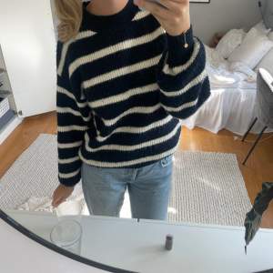 En snygg mörkblå tröja med vita ränder! Perfekt till hösten som kan användas till det mesta 