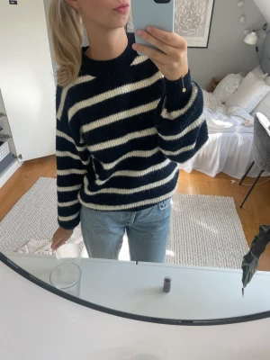 Stickad randig tröja - En snygg mörkblå tröja med vita ränder! Perfekt till hösten som kan användas till det mesta 