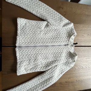 Vit tröja  - Vit tröja med dragkedja, i lite tjockare material, från HM. Storlek XS