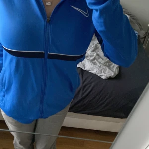 Nike tröja - Ett super fin zip up nike tröja , som användts typ 4-5 gånger i bra skick.