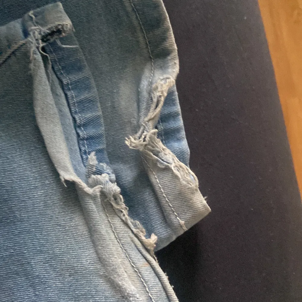 Ett par fina jeans från shein som har använts ett par gånger, som jag tyvärr inte vill ha längre, ena knappen har lossnat på bakfickan men d kan man fixa, och dome lite slitna där nere. annars jättefina på osv.❣️. Jeans & Byxor.