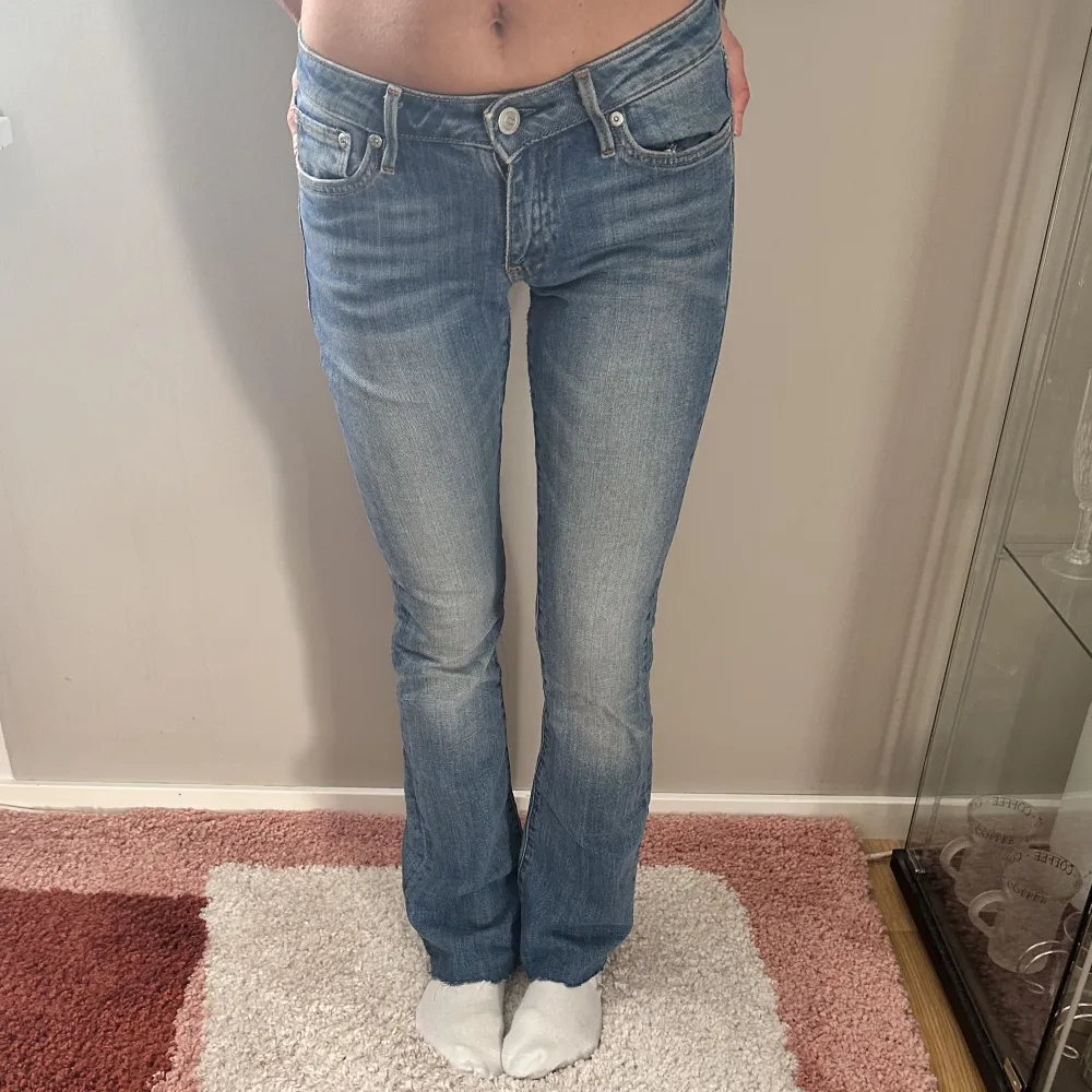 jeans i storlek 25/32 gylfen är lite trasig med går att använda ändå. Jag är 156cm lång, pris går att diskutera! . Jeans & Byxor.